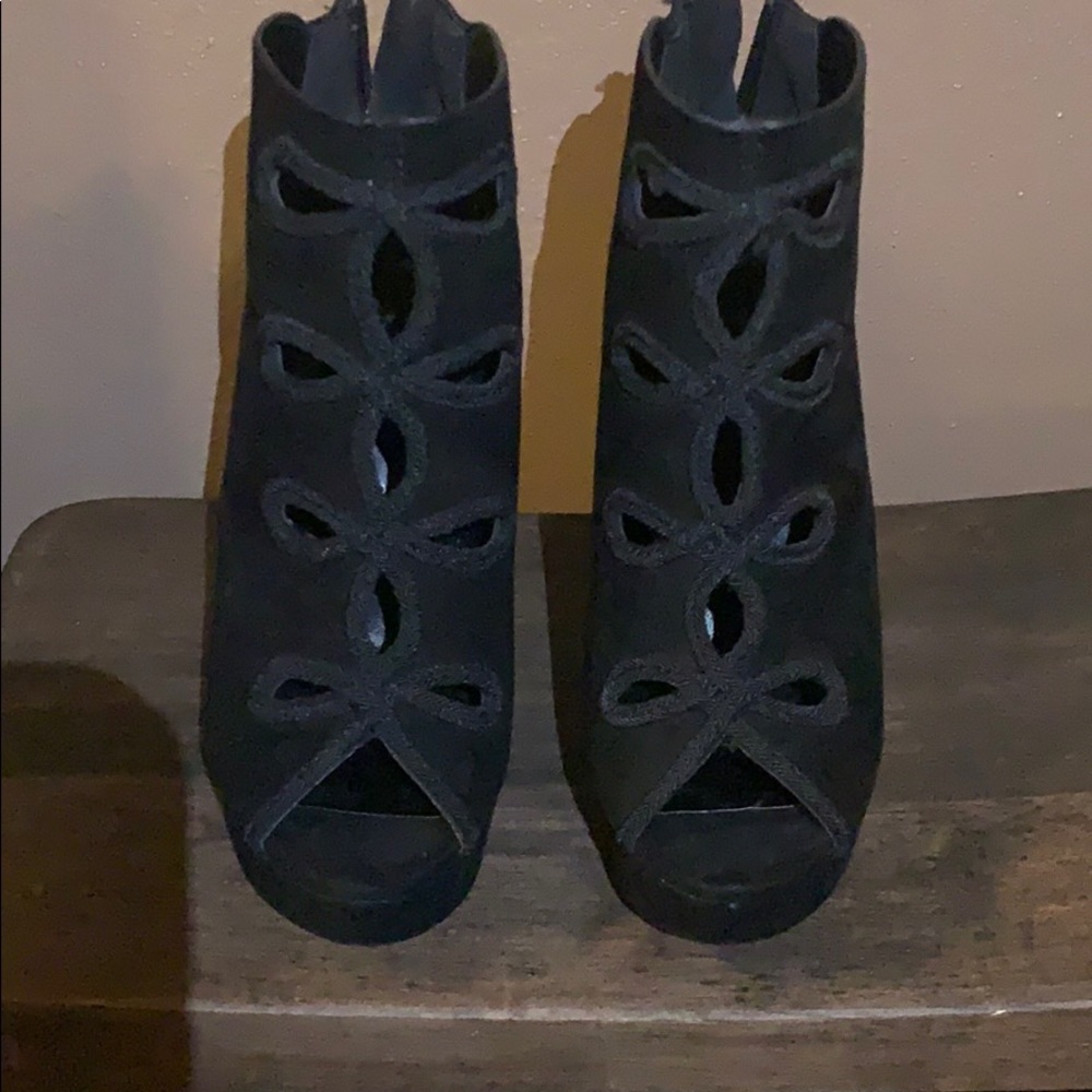 Heels - Picture 2 of 4